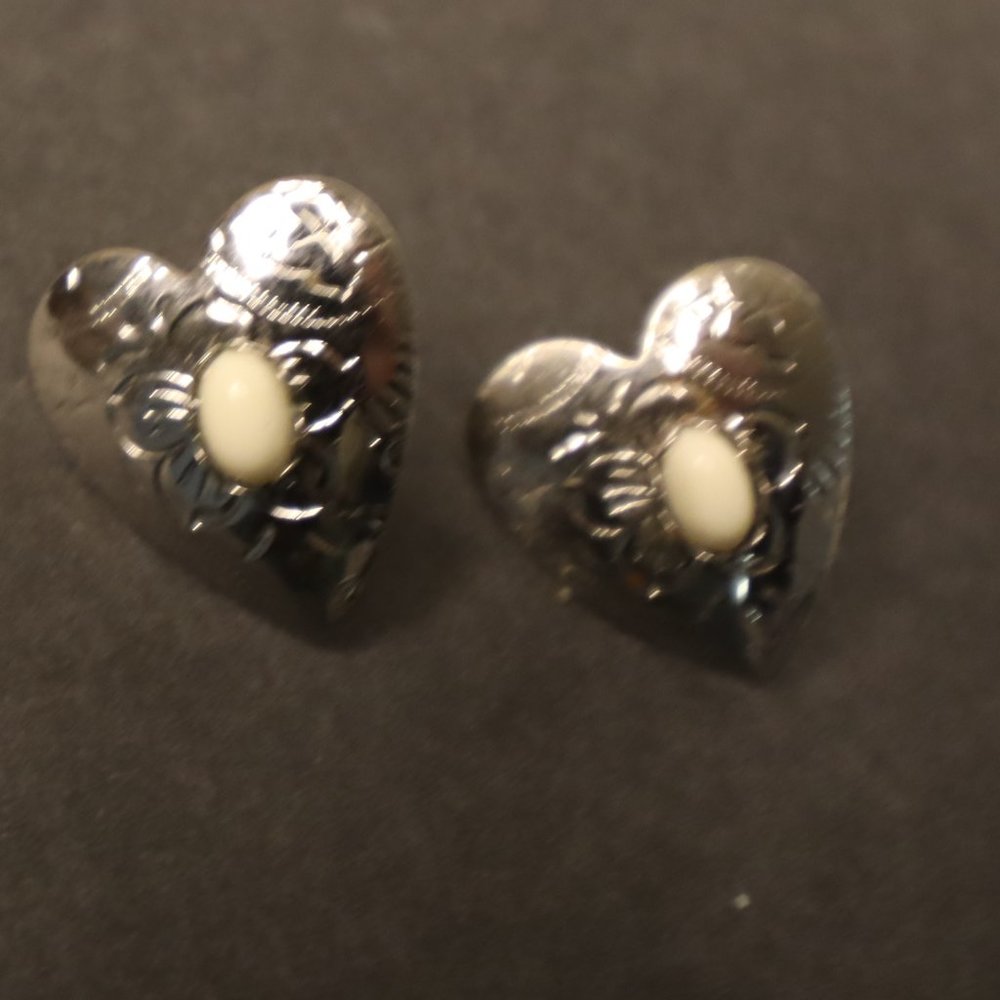 Women's Silver Tone Heart Shaped Earrings Size OS